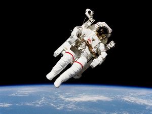 Kangen Berat pada Pizza, Astronot Ini Nekat Pesan Pizza dari Pesawat Luar Angkasa