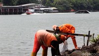 Sebagai salah satu contohnya adalah tampak dibelakang pasukan oranye sebuah boat sedang berlatih atau bermain di Danau Sunter itu.