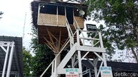 Sambil main kamu tidak perlu lupa ibadah, karena Puncak Mas punya musala terpisah untuk pria dan wanita yang berada di atas  pohon, unik! (Bonauli/detikTravel)