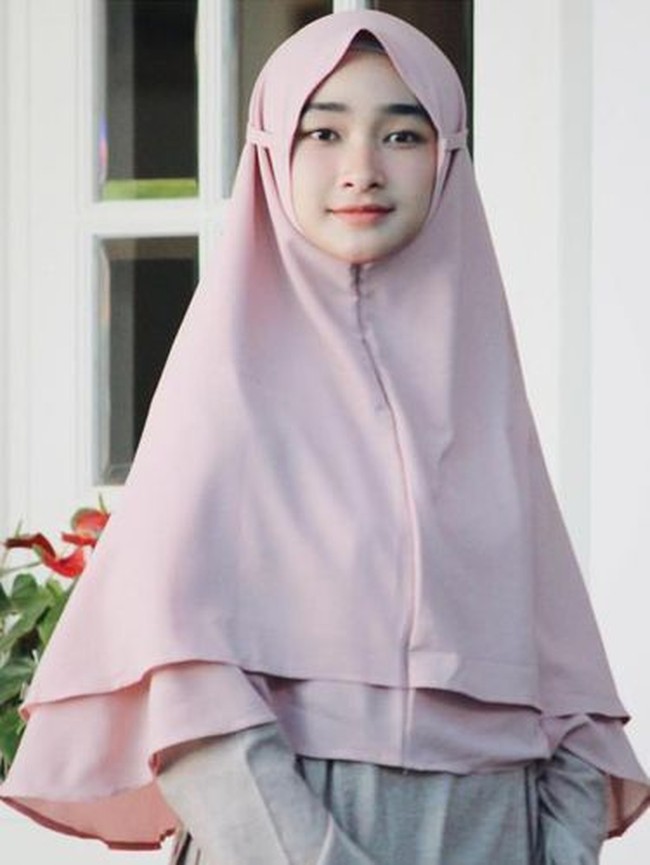Jilbab instan dengan detail layering yang dilengkapi ikat tali ke belakang bernuansa pastel sempat ramai dikenakan selebgram hijab di pertengahan 2017. Jilbab ini sering dipakai saat santai dan tidak mau repot.  Foto: Dok. Instagram