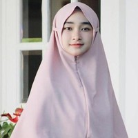 Jilbab instan dengan detail layering yang dilengkapi ikat tali ke belakang bernuansa pastel sempat ramai dikenakan selebgram hijab di pertengahan 2017. Jilbab ini sering dipakai saat santai dan tidak mau repot.  Foto: Dok. Instagram