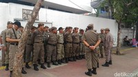 Ada puluhan petugas Satpol PP yang berjaga di trotoar dan tenda-tenda para PKL di kawasan Tanah Abang. 