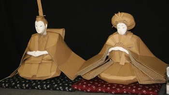Tokoh Kaisar Jepang dan permaisurinya pun dibuat dari kardus. Foto: Facebook