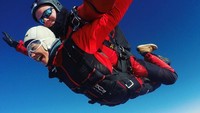 Bukan hanya di air dan darat, Nadine juga menjajal olahraga menantang di udara. Ya, ia melakukan sky diving. Keren! (Foto: Instagram/@nadinelist)
