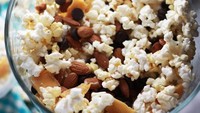 Untuk menambah serat dan lebih sehat, Anda bisa menikmati popcorn dengan campuran pretzel, remahan doritos dan juga kacang almond. Foto: Istimewa