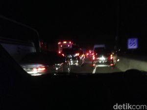 Tol Cikampek Arah Jakarta Macet Jelang Rest Area