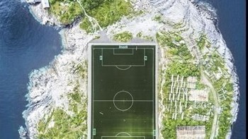 Henningsvaer Footbal Field karya fotografer Misya De-Stroyev asal Rusia yang menjadi pemenang ketiga di kategori Cities. (Foto: National Geographic)