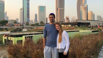 Ini foto mereka dengan latar belakang kota Kuwait yang lebih luas. Foto: istimewa