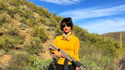 Dari Syahrini Hingga Angel Lelga, Para Seleb Cantik Ini Jajal Olahraga Nembak