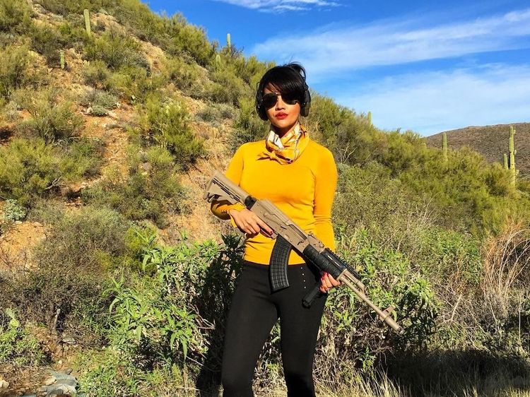 Dari Syahrini Hingga Angel Lelga, Para Seleb Cantik Ini Jajal Olahraga Nembak