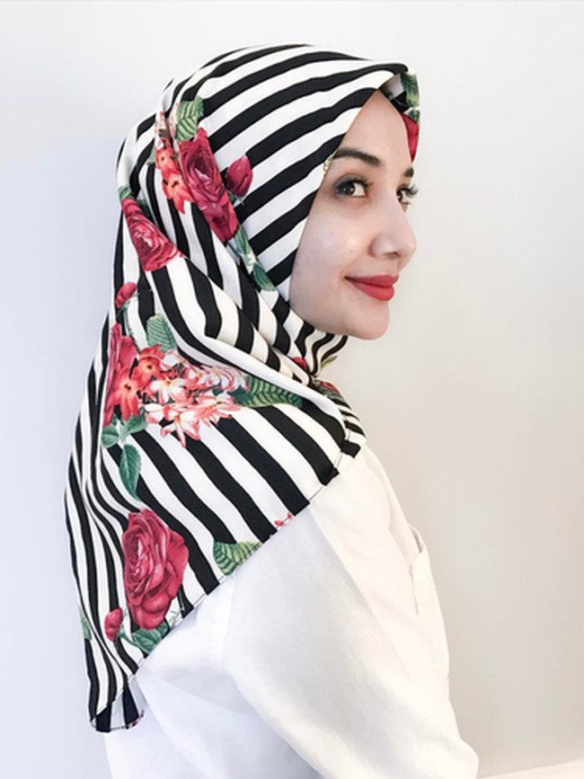 Printed scarf. Kerudung print bermotif sempat tren di awal 2017. Kerudung berbahan sutera dengan print floral yang paling ramai dipakai selebriti mulai dari Zaskia Sungkar, Laudya Cynthia Bella, hingga Dian Pelangi. Kerudung tersebut dibuat dengan gaya yang sederhana menggunakan satu jarum pentul di bawah dagu. Foto: Dok. Instagram