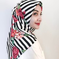 Printed scarf. Kerudung print bermotif sempat tren di awal 2017. Kerudung berbahan sutera dengan print floral yang paling ramai dipakai selebriti mulai dari Zaskia Sungkar, Laudya Cynthia Bella, hingga Dian Pelangi. Kerudung tersebut dibuat dengan gaya yang sederhana menggunakan satu jarum pentul di bawah dagu. Foto: Dok. Instagram