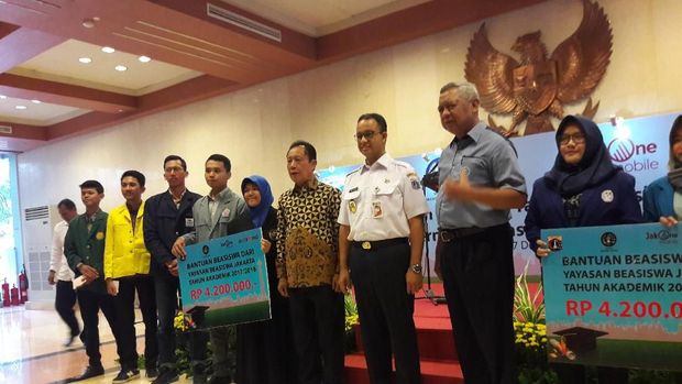  Anies menyampaikan tiga pesan kepada para penerima beasiswa.