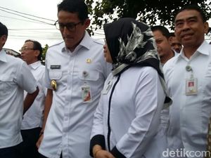 Sandiaga Uno Cek Harga Beras di Cipinang