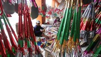 Mereka biasanya membuat dan memproduksi terompet-terompet itu di sekitar Kasawan Glodok, Jakarta Barat, Rabu (27/12/2017). 