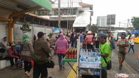 Kita paling kalau sudah malam baru dibuka. Kalau pagi sampai sore nggak boleh di trotoar ini. Bukannya boleh ya tapi ya saya ngumpet-ngumpet jualannya kan ini bisa didorong. Kalau di tempat lain lebih sedikit (uang) dapetnya dibanding di sini, kata Anton (25), penjual minuman.