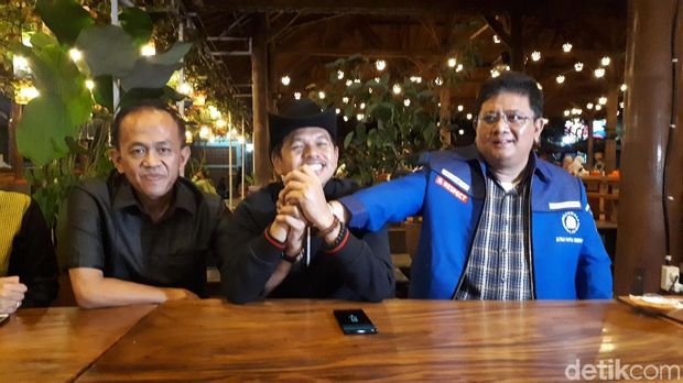 Dedi Mulyadi foto bersama Ketua DPD Demokrat Jabar Irfan Suryanegara dan Sekretaris DPD Golkar Jabar Ade Barkah