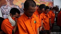 Salah seorang tersangka yang menjadi kurir dibayar hingga Rp 10 juta dalam aksinya. Wow, menggiurkan sekali.