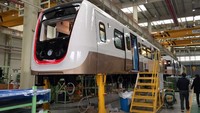 Sementara untuk keretanya, proses pengecatan kereta pertama sudah selesai pada Oktober 2017. Pengecatan dilakukan di Korea. Dua gerbong pertama akan tiba di Jakarta paling lambat di akhir April 2018 untuk testing & commissioning. (Dok PT Jakarta Propertindo).