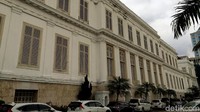 Intangible asset secara harfiah artinya adalah aset tak berwujud. Namun sambil bercanda, Puspa merujuk intangible asset dimaksud sebagai hantu yang berada di gedung warisan zaman penjajahan Belanda.