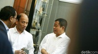  Menteri ESDM Ignasius Jonan berbincang dengan Wakil Menteri ESDM Arcandra Tahar usai memberikan keterangan terkait tarif listrik dan BBM.