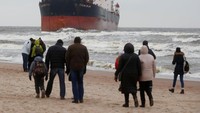Kapal sebesar itu berada di dekat bibir pantai memang menjadi pemandangan yang sangat langka/Foto: REUTERS/Ints Kalnins