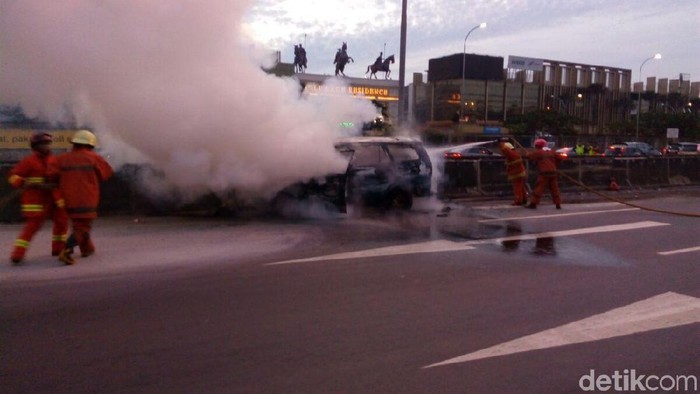 Kebakaran Mobil di Tol JORR Cengkareng, 1 Orang Tewas