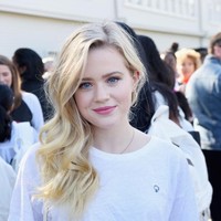 Diberitakan The Sun pada 2017 lalu, Ava menjadi pramusaji sebuah restoran Pizza di Los Angeles, California, AS. Dalam aksinya yang sempat tertangkap kamera paparazzi, Ava terlihat menyapa tamu, lalu mengantarkan mereka ke meja masing-masing. Layaknya seorang pramusaji, Ava juga membersihkan meja dan mencatat pesanan tamu. (Foto: Dok. Vivien Killilea/Getty Images)