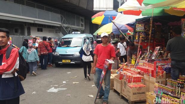Pedagang Kembang Api Pasar Pagi Tambora Tumpahi Jalan, Lalin Macet