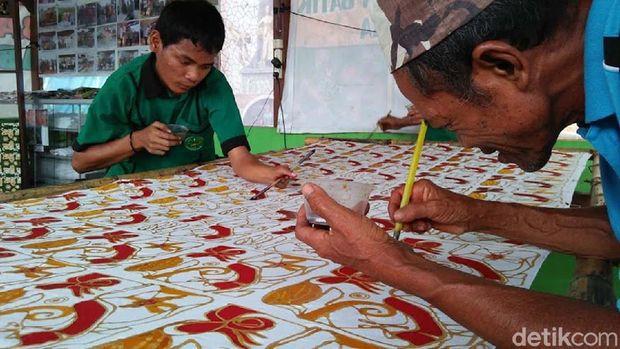 Penyandang disabiltas membatik