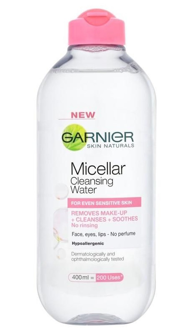 Bagi sebagian orang, produk pembersih wajah Micellar Water mungkin sudah umum. Namun Micellar Water menjadi produk yang makin populer di 2017 setelah banyak brand kecantikan merilis Micellar Water. Produk bertekstur air ini mampu memberikan wajah dengan baik dari makeup dan kotoran. Kandungannya yang murni pun aman untuk kulit sensitif. Salah satu pelopor Micellar Water adalah dari Garnier.  Foto: dok. Garnier.