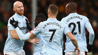 Salah Tulis Nama di Jersey: Beckam, Mascerano, Sampai Arnoutovic