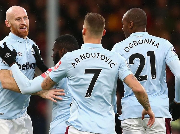 Salah Tulis Nama di Jersey: Beckam, Mascerano, Sampai Arnoutovic