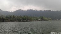 Inilah Telaga Ngebel yang jadi primadona para wisatawan  di Ponorogo. Tak jauh dari sini, traveler bisa berwisata kuliner olahan ketan dengan aneka topping yang lezat. (Charolin Pebrianti/detikTravel)