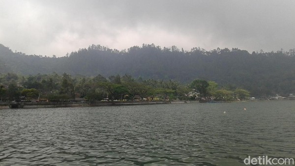 Inilah Telaga Ngebel yang jadi primadona para wisatawan di Ponorogo. Tak jauh dari sini, traveler bisa berwisata kuliner olahan ketan dengan aneka topping yang lezat. (Charolin Pebrianti/detikTravel) Inilah Telaga Ngebel yang jadi primadona para wisatawan di Ponorogo. Tak jauh dari sini, traveler bisa berwisata kuliner olahan ketan dengan aneka topping yang lezat. (Charolin Pebrianti/detikTravel)