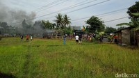 Polisi menduga terbakarnya bus ini disebabkan percikan api dari sepeda motor yang terseret di bawah bus. 