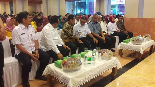  Anies berharap penerima beasiswa juga berkomitmen  untuk menjadi bagian yang nantinya akan memberikan beasiswa kepada generasi berikutnya. 