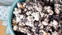 Anda bisa bikin sendiri popcorn cookies and cream. Cukup siapkan biskuit Oreo dengan gula dan vanilla. Campurkan popcorn dengan Oreo yang sudah dihancurkan hingga rata dan tambahkan gula sambil dipanaskan. Dinginkan dan sajikan! Foto: Istimewa