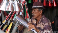 Seorang kakek perajin terompet menyelesaikan pembuatan barang dagangannya yakni terompet untuk perayaan malam pergantian Tahun Baru 2018.