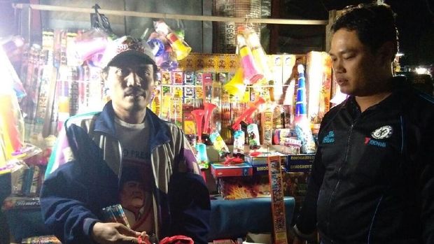 Ratusan petasan dan mercon disita polisi.