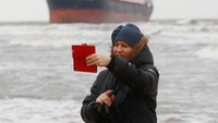 Sedianya kapal ini akan berlabuh di pelabuhan di Klaipeda. Namun karena cuaca buruk kapal ini terdorong ke kawasan pantai tak jauh dari pelabuhan.Foto: REUTERS/Ints Kalnins