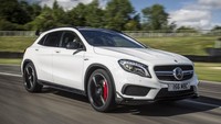 Bukan hanya GLA 200 AMG Line saja yang disegarkan tapi juga GLA 45. Ciri khas yang paling terlihat adalah bagian depan yang terlihat lebih tajam. Lampu depan LED disematkan sebagai standar. Peleknya hadir dengan multi spoke light alloy berukuran 20 inchi dan tersedia dalam dua pilihan warna yaitu painted matte black dengan high-sheen rim flange atau painted titanium grey dengan high-sheen finish. Foto: Pool