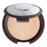 Highlighter dari Becca juga menjadi buruan para pecinta kecantikan di 2017 ini. Highligher Shimmering Skin Perfector milik Becca memiliki menjadi produk yang wajib dimiliki di 2017 ini.  Foto: dok. Becca.