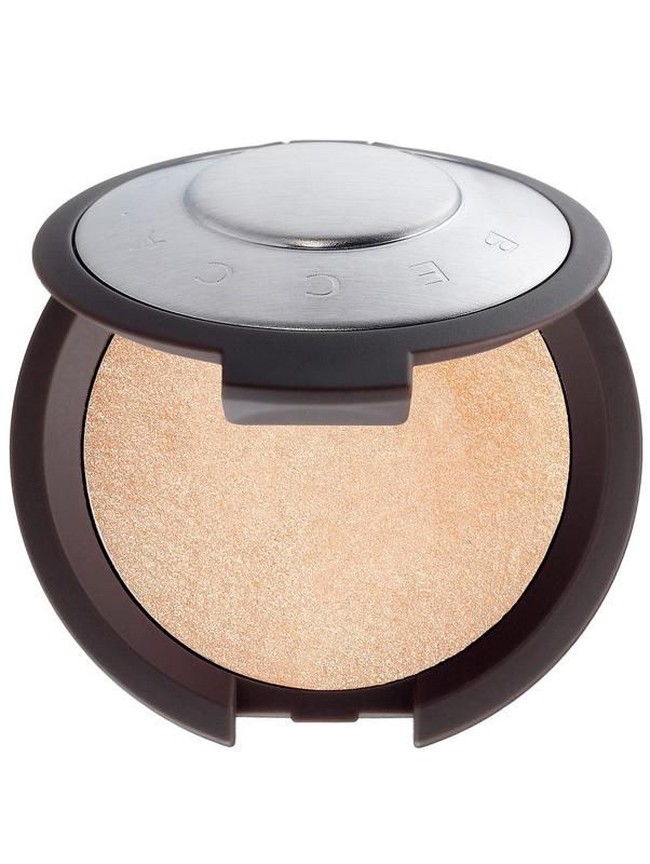Highlighter dari Becca juga menjadi buruan para pecinta kecantikan di 2017 ini. Highligher Shimmering Skin Perfector milik Becca memiliki menjadi produk yang wajib dimiliki di 2017 ini.  Foto: dok. Becca.