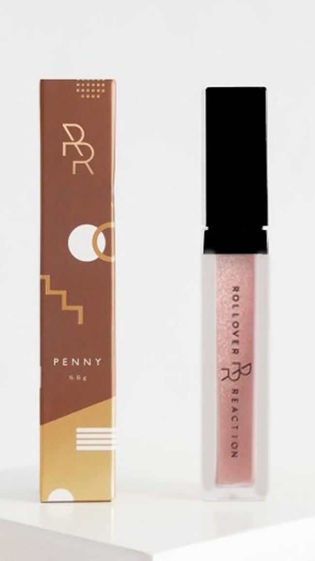 Lipstik bertema metalik menjadi tren kecantikan 2017. Brand lokal Rollover Reaction merilis lipstik metalik dengan warna rose-gold bernama Penny. Hadirnya lipstik metalik dari Rollover Reaction membuat banyak wanita Indonesia berani tampil dengan lipstik dengan efek shimmery namun tidak berlebihan.  Foto: dok. Rollover Reaction.