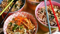Yummy! Mie ayam sehat buatan Tata ini terlihat lezat ya. Tampaknya ini untuk acara makan besar karena ada banyak mie ayam dalam mangkuk. Foto: Instagram @tatacahyani