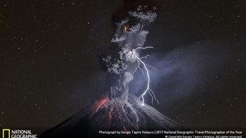Potret gunung meletus dengan kilatan petir di salah satu kawasan Meksiko pada tahun 2015 berhasil diabadikan oleh fotografer Sergio Tapiro Velasco. Foto ini berhasil menyabet juara pertama di kategori Nature serta menyandang gelar juara umum National Geographic Travel Photographer of the Year.  Dia mendapatkan hadiah eksklusif jalan-jalan di Pulau Galapagos selama 10 hari bersama tim ekspedisi National Geographic. (Foto: National Geographic)