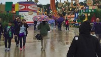 Dia pun memotret suasana di Hong Kong Disneyland (Instagram/@sasiasmara) Dia pun memotret suasana di Hong Kong Disneyland (Instagram/@sasiasmara)