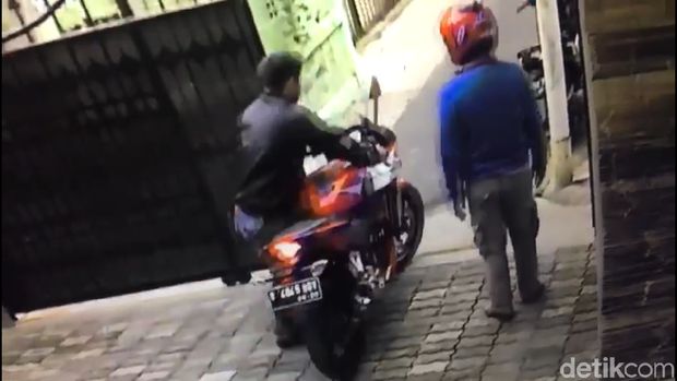 Terekam CCTV, Begini Aksi Pencuri Sepeda Motor Sport di Matraman