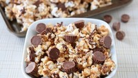 Bagi pecinta manis Anda juga bisa menikmati popcorn dengan paduan selai kacang dan ditambah dengan beberapa potong cokelat. Foto: Istimewa